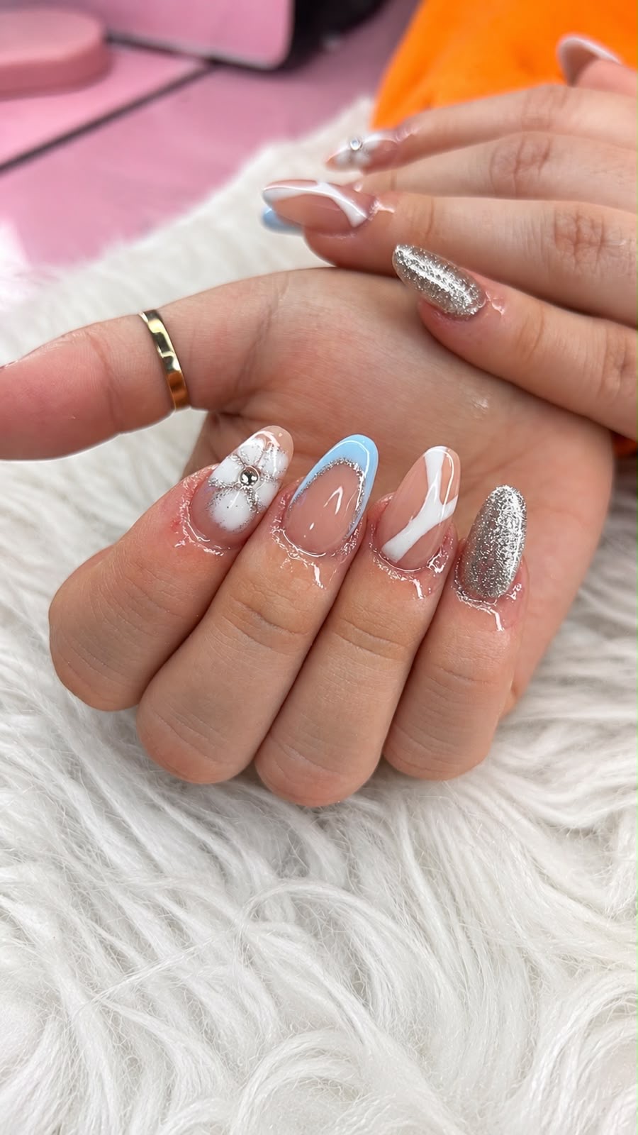 Uñas azules y blancas con brillo plateado
