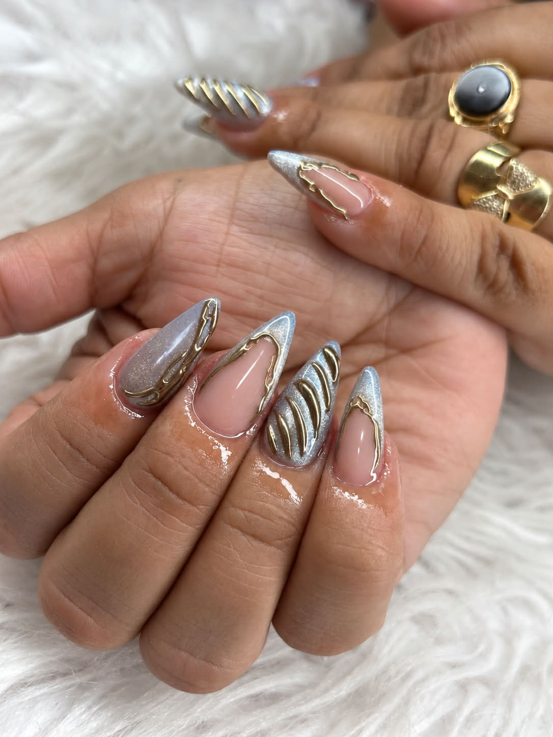 Uñas almendradas cromadas con detalles dorados
