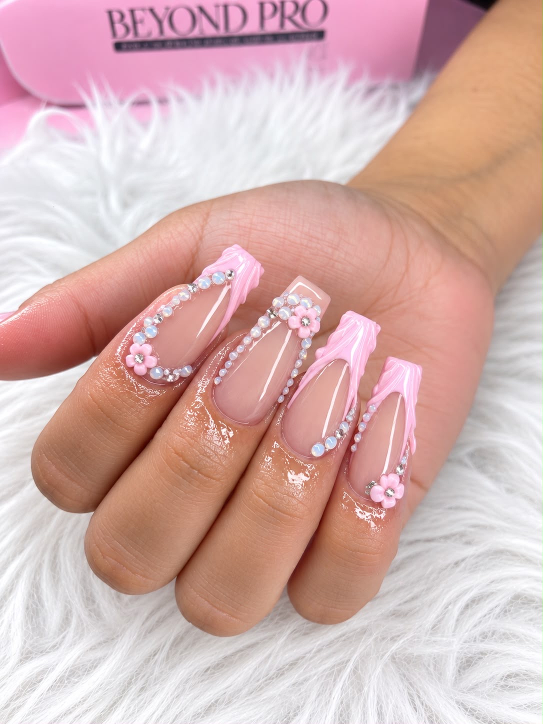 Uñas francesas rosadas con flores y cristales
